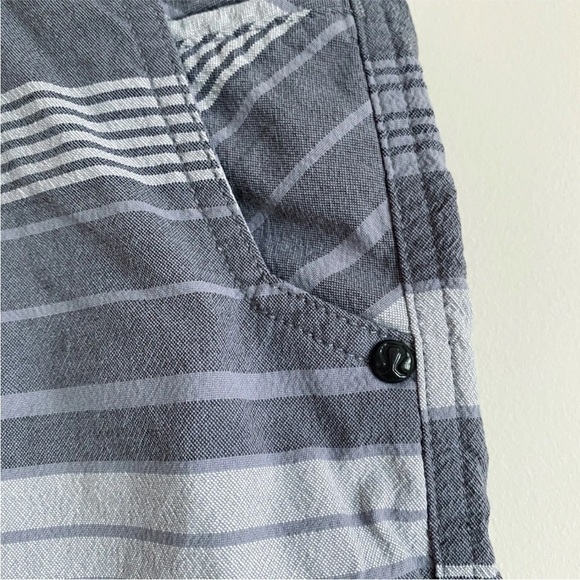 Lululemon Kahuna Shorts Golf Chino Gray Striped Mens 34 (Meas. 32W) - Picture 4 of 9